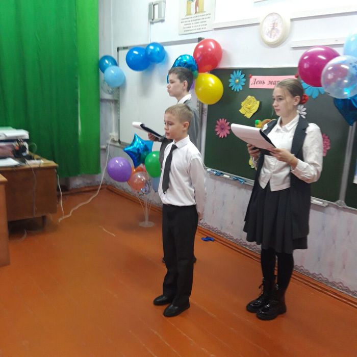 Ученик 4 класса Панасенко Алексей исполнил песню  о мамах